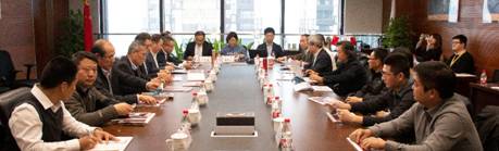 一群人在餐厅里 描述已自动生成