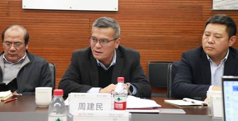 几个人在桌子边 描述已自动生成