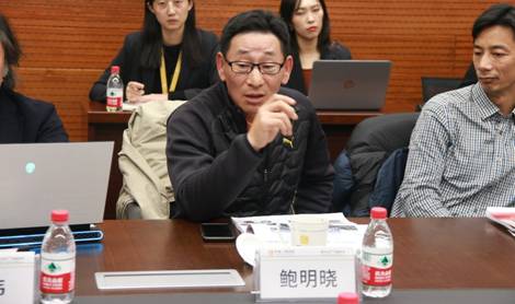 一群人坐在桌子前 描述已自动生成