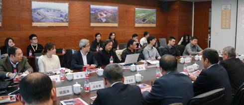 一群人在开会 描述已自动生成