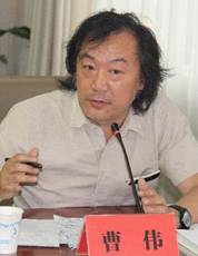 人坐在桌子前 描述已自动生成